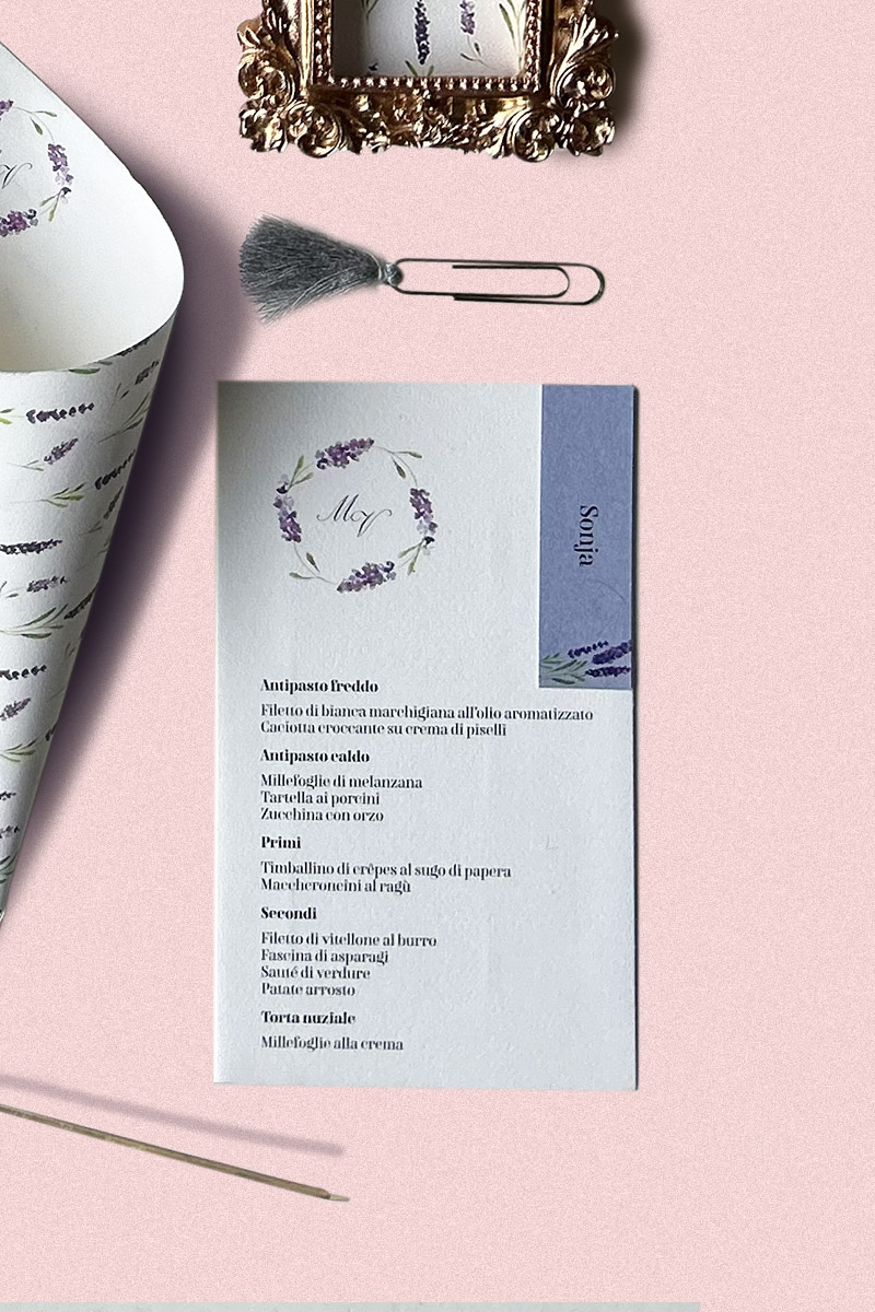Menù di Nozze con Tag segnaposto Collezione Provenza - Coordinato matrimoniale ispirato ai campi di lavanda per un matrimonio unico Menù di Nozze con Tag segnaposto Collezione Provenza